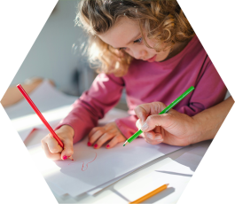 Grundschulkind malt konzentriert mit bunten Buntstiften im Primarbereich der Schule am Auetal.