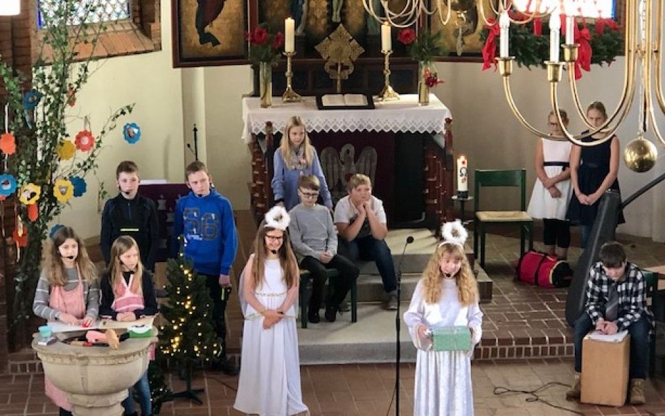 Schülerinnen und Schüler auf der Bühne eines Gottesdienstes der Kirchengemeinde Ahlerstedt