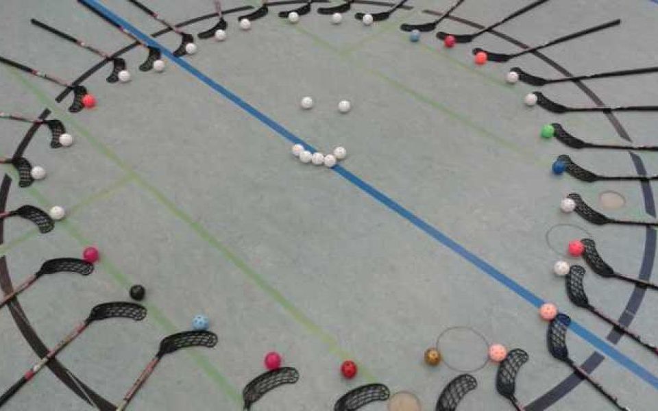 Floorballschläger und Bälle im Kreis aufgestellt zum Freiwilligen Sozialen Jahr im Sport mit dem JFV-AOBHH