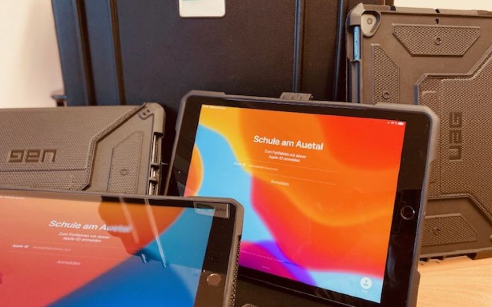 Tablets mit Startbildschirm der Schule am Auetal zur digitalen Ausstattung in der Lehrerausbildung
