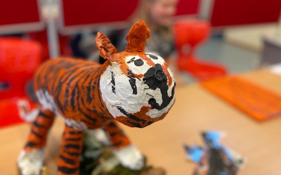 Selbst gebasteltes Tigermodell aus einer pädagogischen Bastelarbeit im Praktikum für Erzieher*innen an der Schule am Auetal