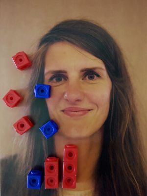 Graue Illustration mit Augen für Team-Portraits der Schule am Auetal