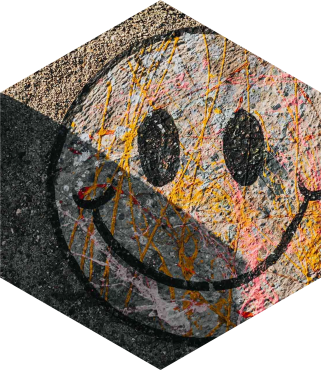 Bunt gesprühter Smiley auf Straßenpflaster
