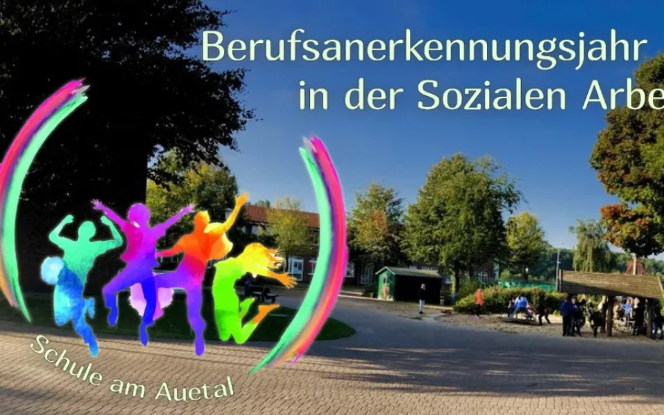 Bunte springende Figuren-Illustration vor Schulhof-Foto zum Berufsanerkennungsjahr in der Sozialen Arbeit an der Schule am Auetal
